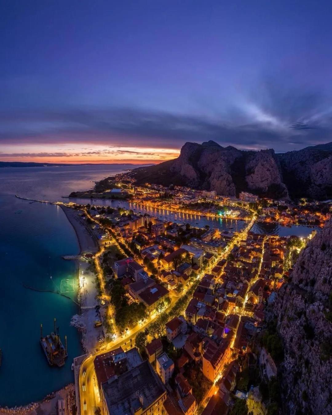 Beachfront Plaza * Omiš