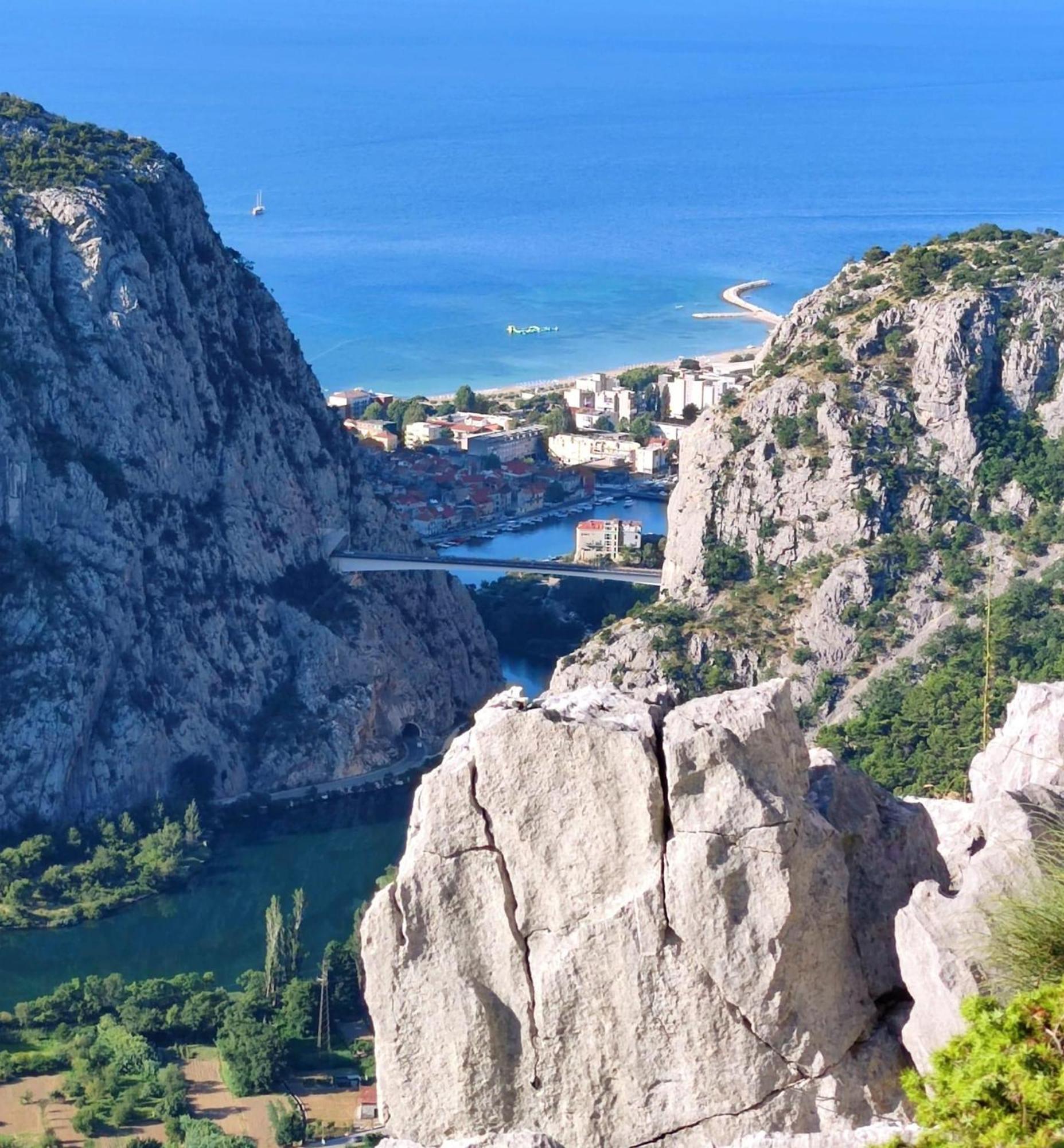 Beachfront Plaza * Omiš