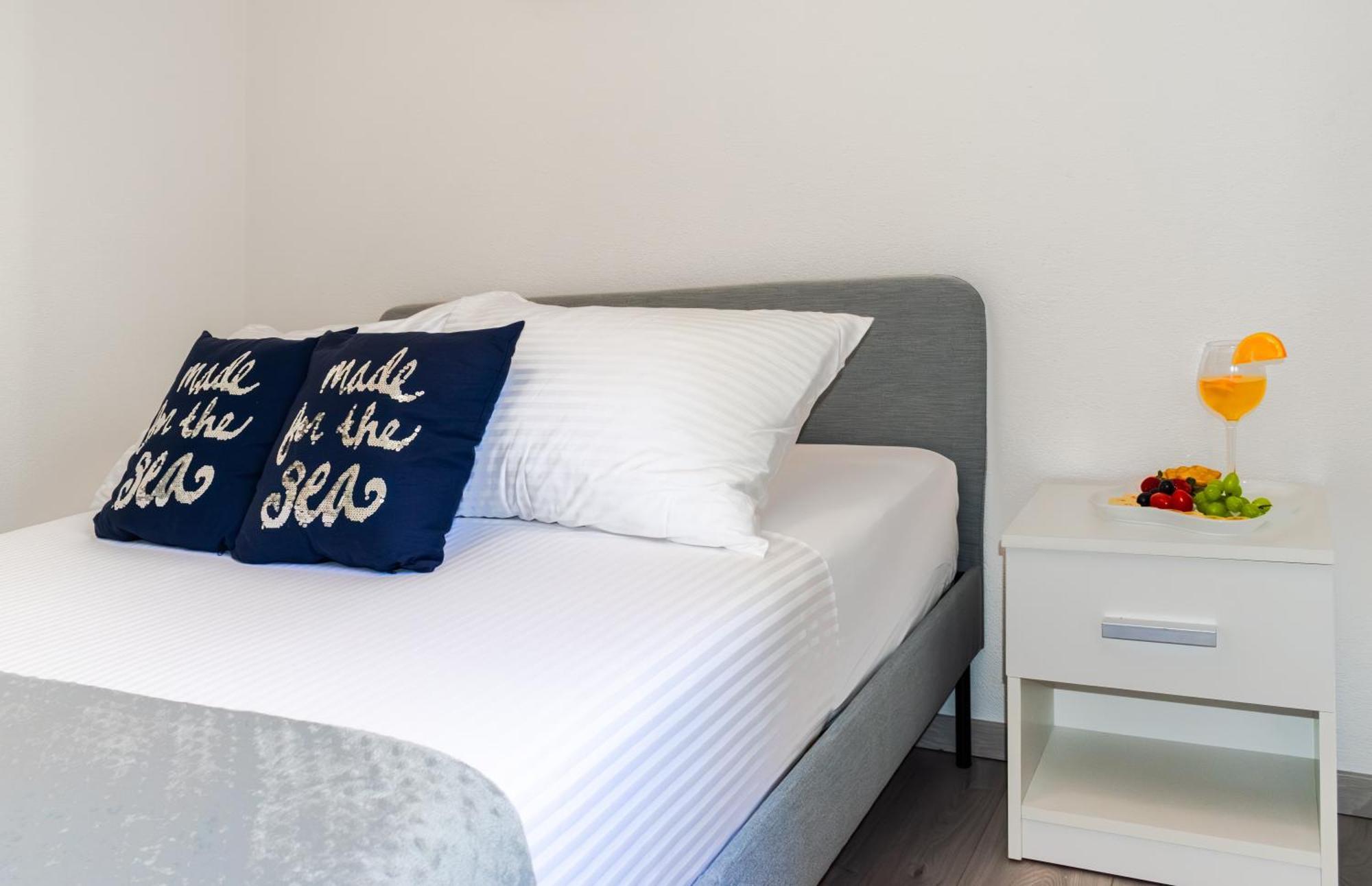 Beachfront Plaza Apartment *