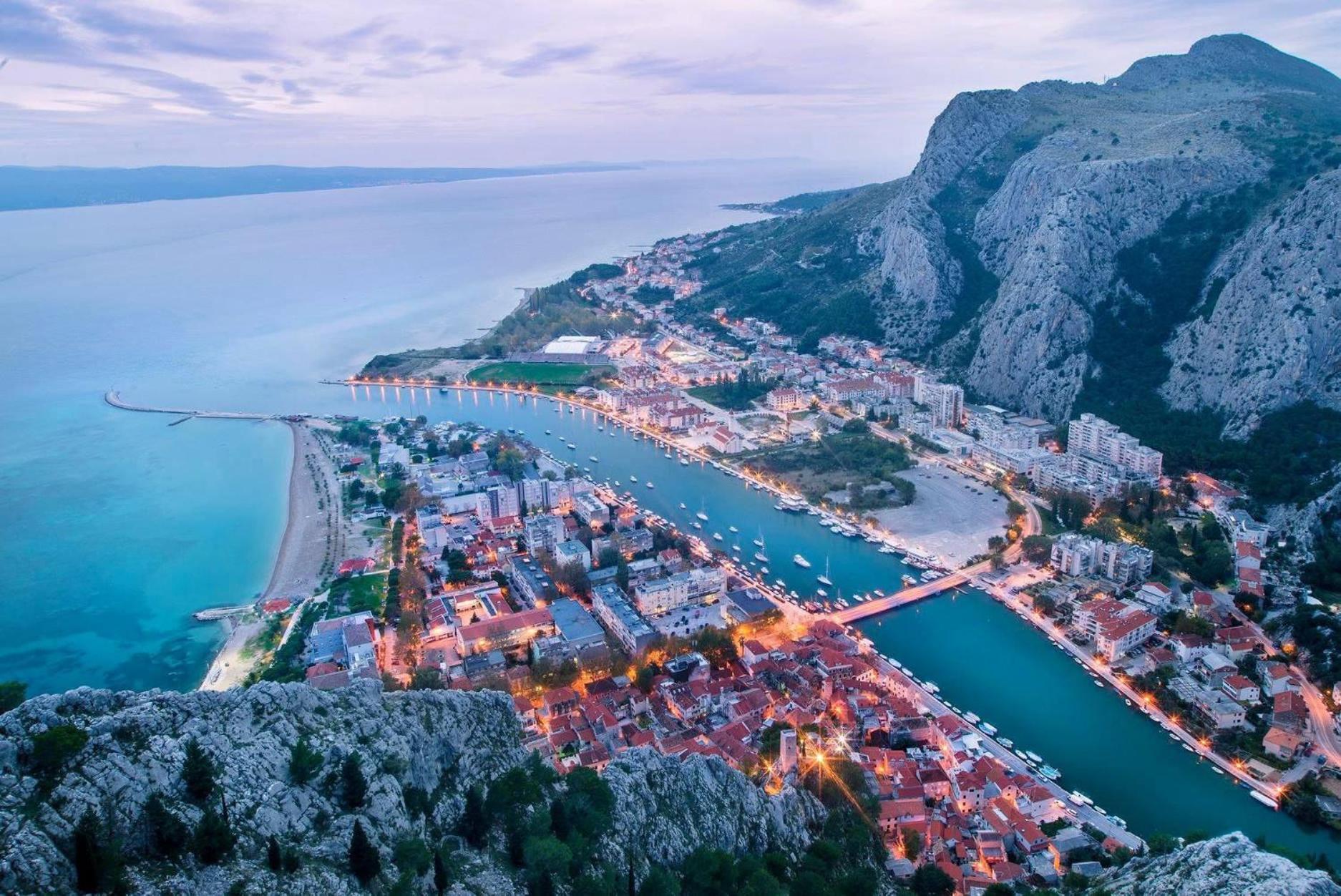 Beachfront Plaza Apartment Omiš